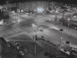 Онлайн камера: Перекресток Суворова - Каменская (торговый центр) | Каменск-Уральский