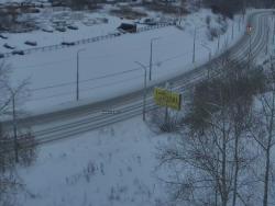 Онлайн камера: ул. Суворова (подъем от Байновского моста) | Каменск-Уральский