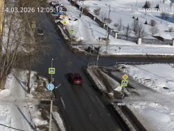 Онлайн камера: Перекресток Исетская-Каменская - рядом с парком | Каменск-Уральский